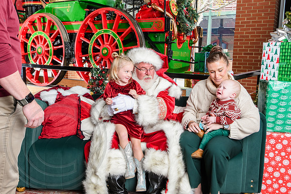 RKPhoto-2025-TheCharlestonSanta-Nov30-1145