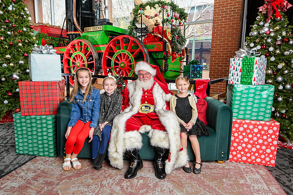 RKPhoto-2025-TheCharlestonSanta-Nov30-1147