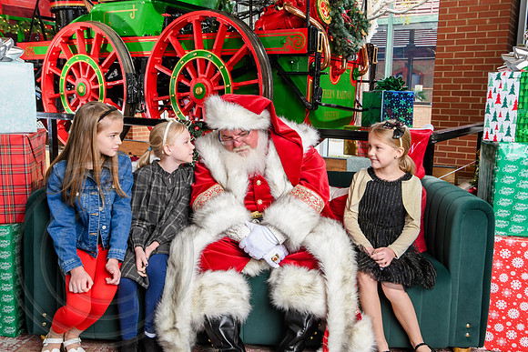 RKPhoto-2025-TheCharlestonSanta-Nov30-1148