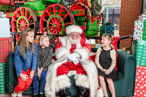 RKPhoto-2025-TheCharlestonSanta-Nov30-1149