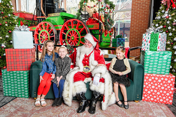 RKPhoto-2025-TheCharlestonSanta-Nov30-1150