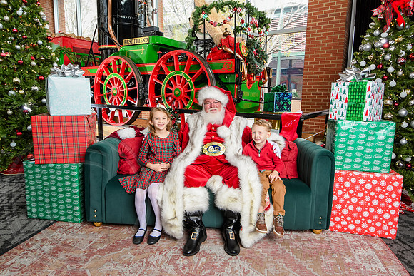 RKPhoto-2025-TheCharlestonSanta-Nov30-1152