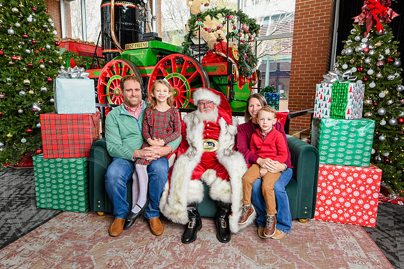 RKPhoto-2025-TheCharlestonSanta-Nov30-1154