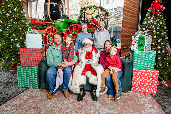 RKPhoto-2025-TheCharlestonSanta-Nov30-1155