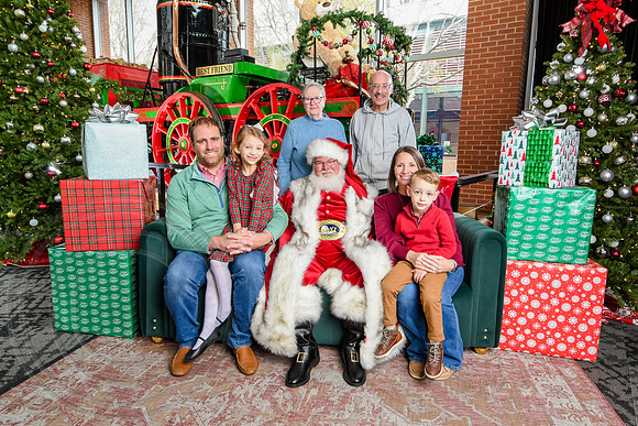 RKPhoto-2025-TheCharlestonSanta-Nov30-1156