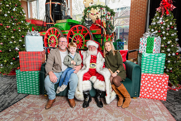 RKPhoto-2025-TheCharlestonSanta-Nov30-1159