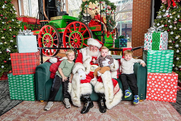 RKPhoto-2025-TheCharlestonSanta-Nov30-1164