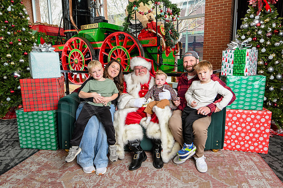 RKPhoto-2025-TheCharlestonSanta-Nov30-1165
