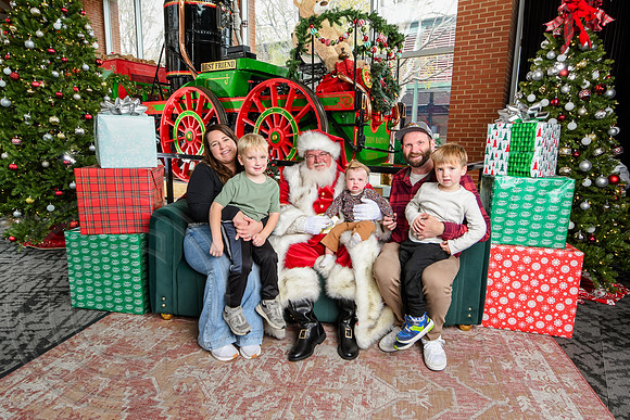 RKPhoto-2025-TheCharlestonSanta-Nov30-1166