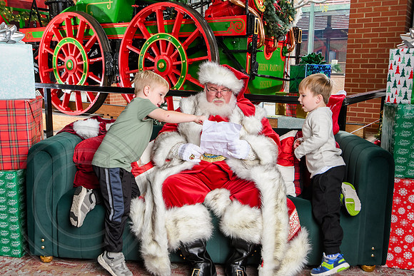 RKPhoto-2025-TheCharlestonSanta-Nov30-1167