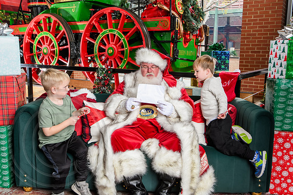 RKPhoto-2025-TheCharlestonSanta-Nov30-1168