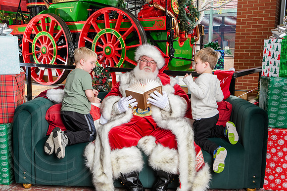 RKPhoto-2025-TheCharlestonSanta-Nov30-1169
