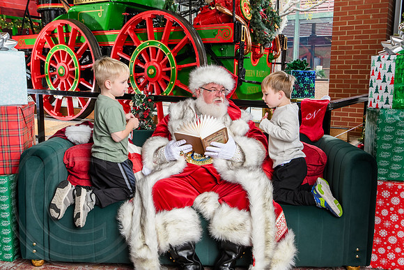 RKPhoto-2025-TheCharlestonSanta-Nov30-1171