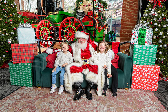 RKPhoto-2025-TheCharlestonSanta-Nov30-1173