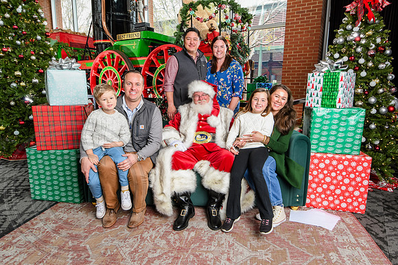 RKPhoto-2025-TheCharlestonSanta-Nov30-1174