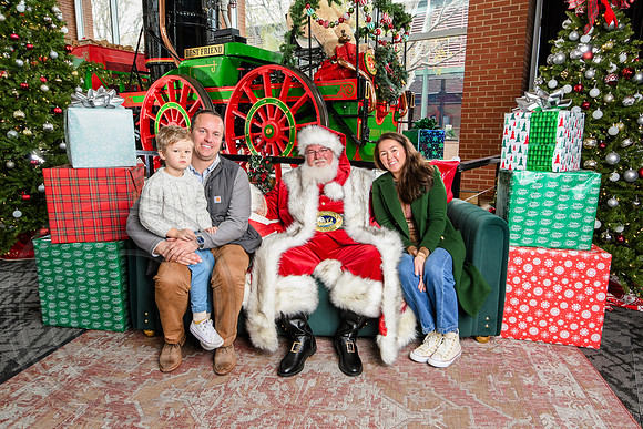 RKPhoto-2025-TheCharlestonSanta-Nov30-1175