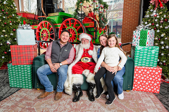 RKPhoto-2025-TheCharlestonSanta-Nov30-1176