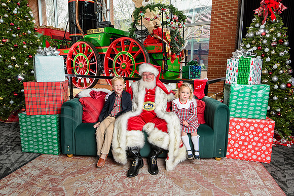 RKPhoto-2025-TheCharlestonSanta-Nov30-1178