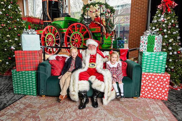 RKPhoto-2025-TheCharlestonSanta-Nov30-1179