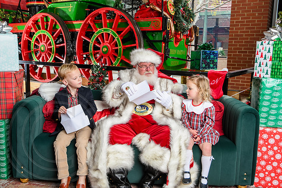 RKPhoto-2025-TheCharlestonSanta-Nov30-1182