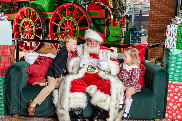 RKPhoto-2025-TheCharlestonSanta-Nov30-1188