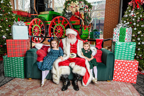 RKPhoto-2025-TheCharlestonSanta-Nov30-1190