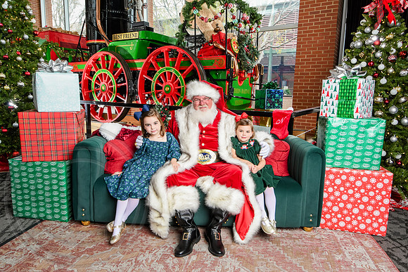 RKPhoto-2025-TheCharlestonSanta-Nov30-1191
