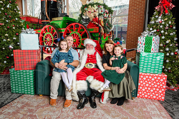 RKPhoto-2025-TheCharlestonSanta-Nov30-1192