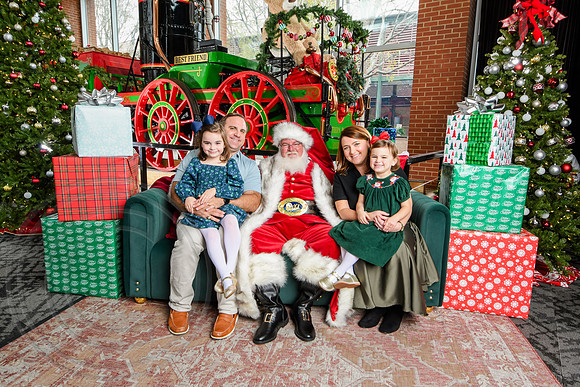 RKPhoto-2025-TheCharlestonSanta-Nov30-1193