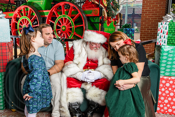 RKPhoto-2025-TheCharlestonSanta-Nov30-1194
