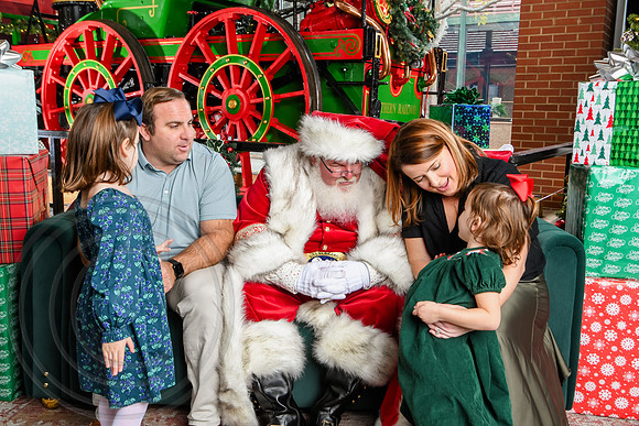 RKPhoto-2025-TheCharlestonSanta-Nov30-1195
