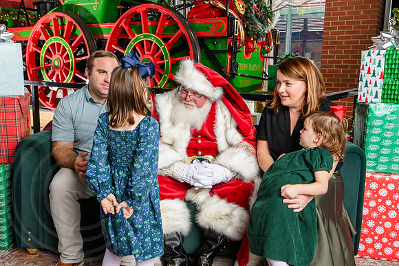 RKPhoto-2025-TheCharlestonSanta-Nov30-1196
