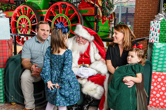 RKPhoto-2025-TheCharlestonSanta-Nov30-1197