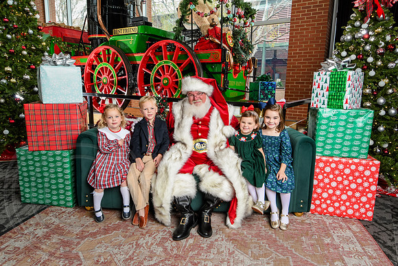 RKPhoto-2025-TheCharlestonSanta-Nov30-1198