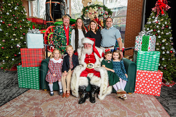 RKPhoto-2025-TheCharlestonSanta-Nov30-1199