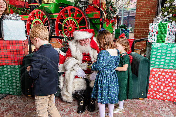 RKPhoto-2025-TheCharlestonSanta-Nov30-1200