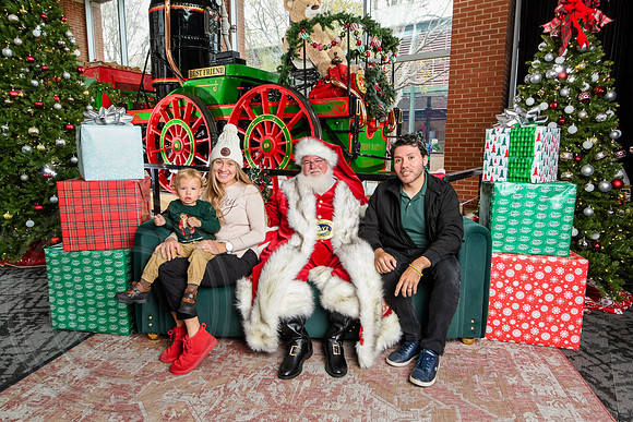 RKPhoto-2025-TheCharlestonSanta-Nov30-1205