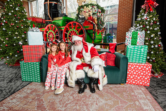 RKPhoto-2025-TheCharlestonSanta-Nov30-1206
