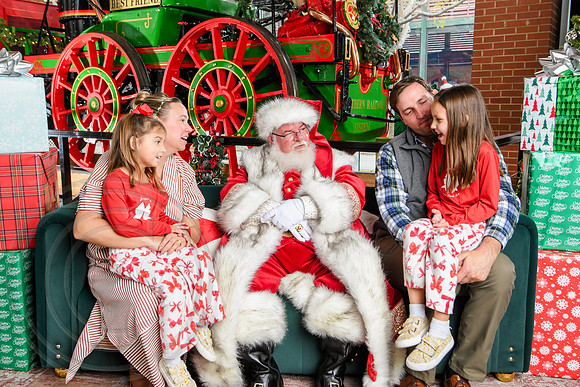 RKPhoto-2025-TheCharlestonSanta-Nov30-1209