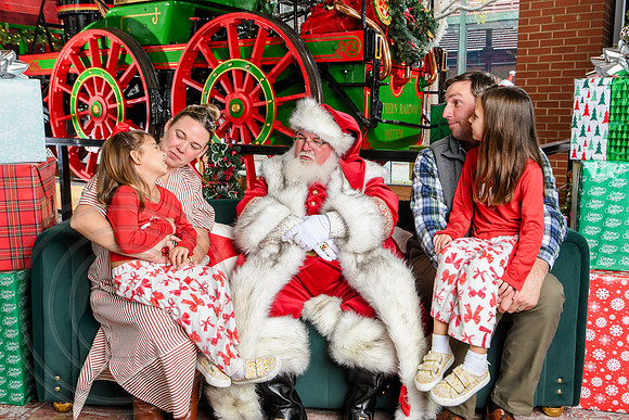 RKPhoto-2025-TheCharlestonSanta-Nov30-1211