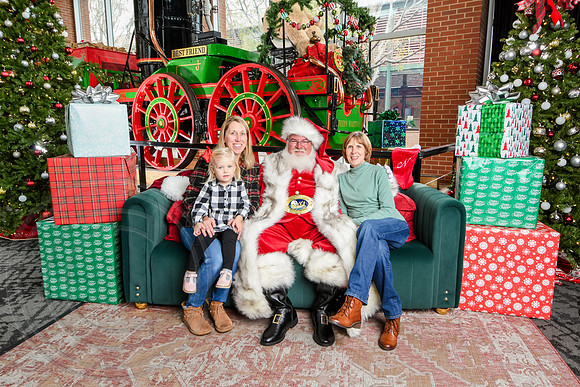 RKPhoto-2025-TheCharlestonSanta-Nov30-1215