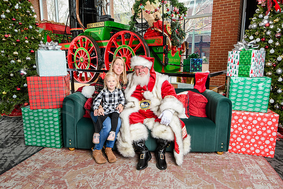RKPhoto-2025-TheCharlestonSanta-Nov30-1214