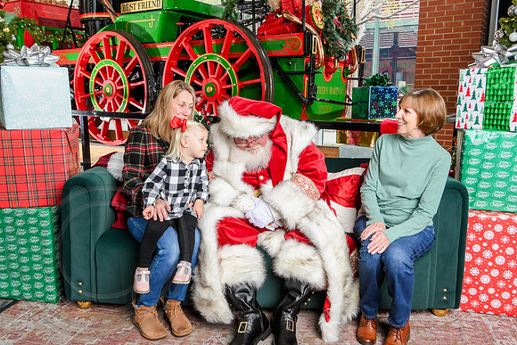 RKPhoto-2025-TheCharlestonSanta-Nov30-1216