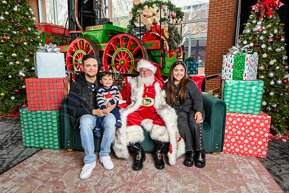 RKPhoto-2025-TheCharlestonSanta-Nov30-1221