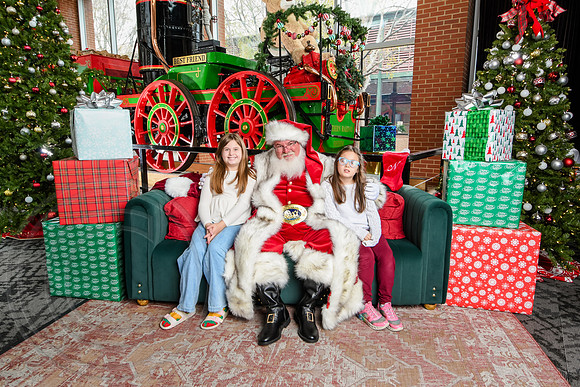 RKPhoto-2025-TheCharlestonSanta-Nov30-1222