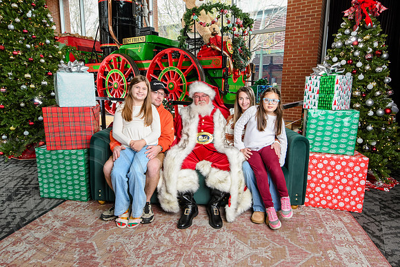 RKPhoto-2025-TheCharlestonSanta-Nov30-1223