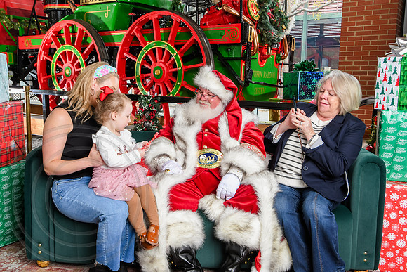 RKPhoto-2025-TheCharlestonSanta-Nov30-1227
