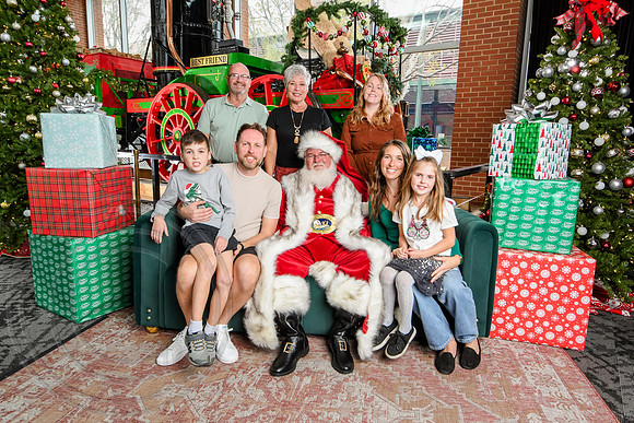 RKPhoto-2025-TheCharlestonSanta-Nov30-1231