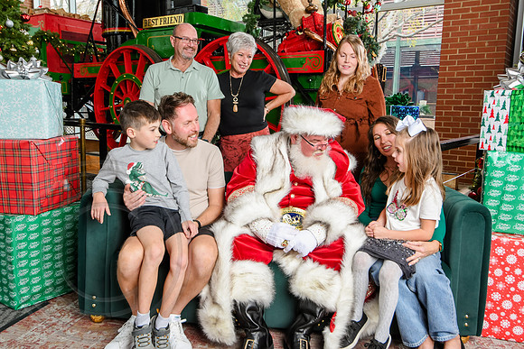 RKPhoto-2025-TheCharlestonSanta-Nov30-1233