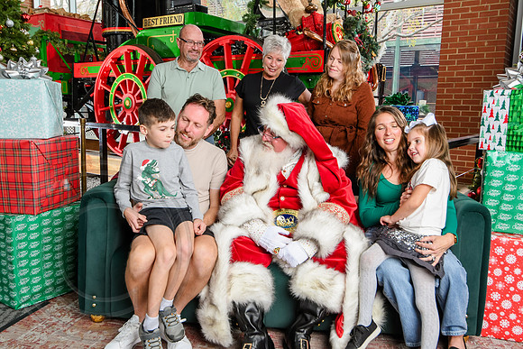 RKPhoto-2025-TheCharlestonSanta-Nov30-1234